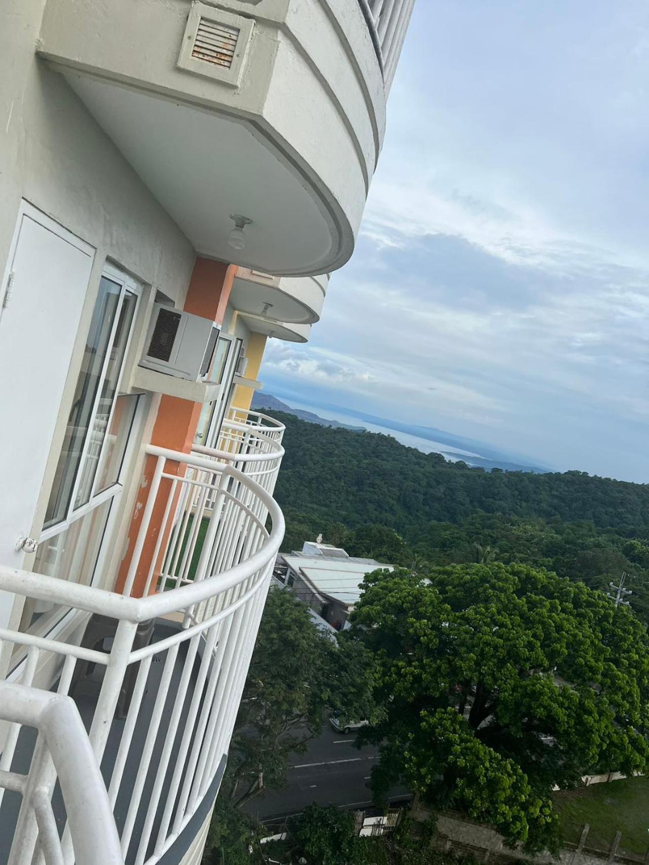 Cityland Tagaytay Taal Lake View City View Free Pool Parking Studios With Balcony Are City View Tagaytay City Esterno foto